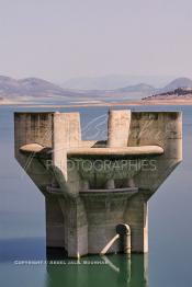 Image du Maroc Professionnelle de  Le barrage Oued El Makhazine, conçu pour le développement et  l'irrigation du périmètre du Loukkos. Ainsi les champs situés dans le triangle Ksar El Kébir, Larache, Moulay Bouselham profitent de cette infrastructure. Cette importante réalisation située sur El Oued Loukkos sert à la régularisation inter annuelle des débits tout en formant une protection contre les crues, au Jeudi 1er Septembre 2005 à cette datte le barrage dispose 309 Million de M3. (Photo / Abdeljalil Bounhar)